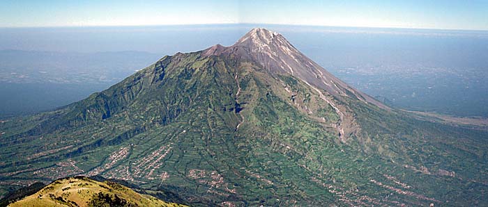 'Mount Merapi, seen from Mount Merbabu' by Asienreisender